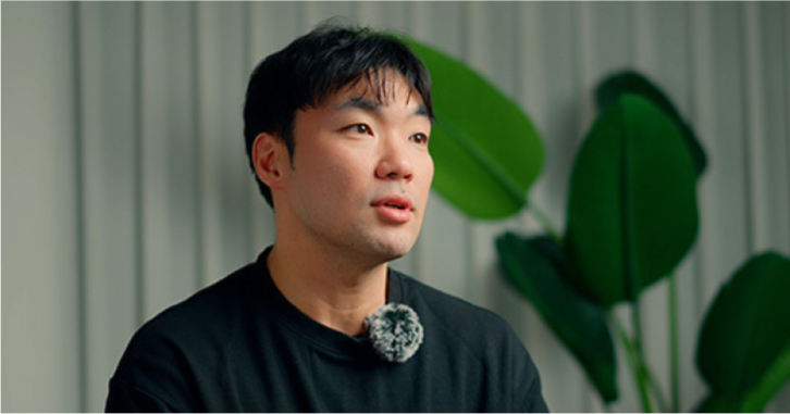 인터뷰 하는 사람