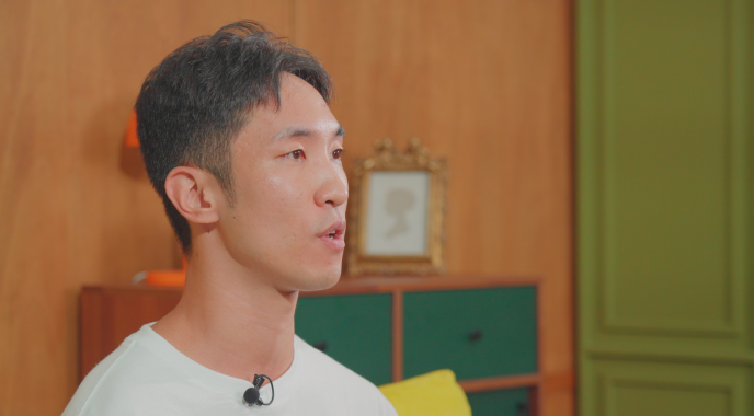 인터뷰하는 남자