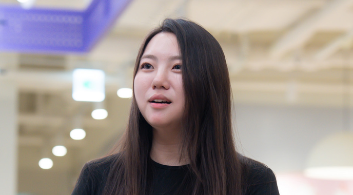 인터뷰하는 여자