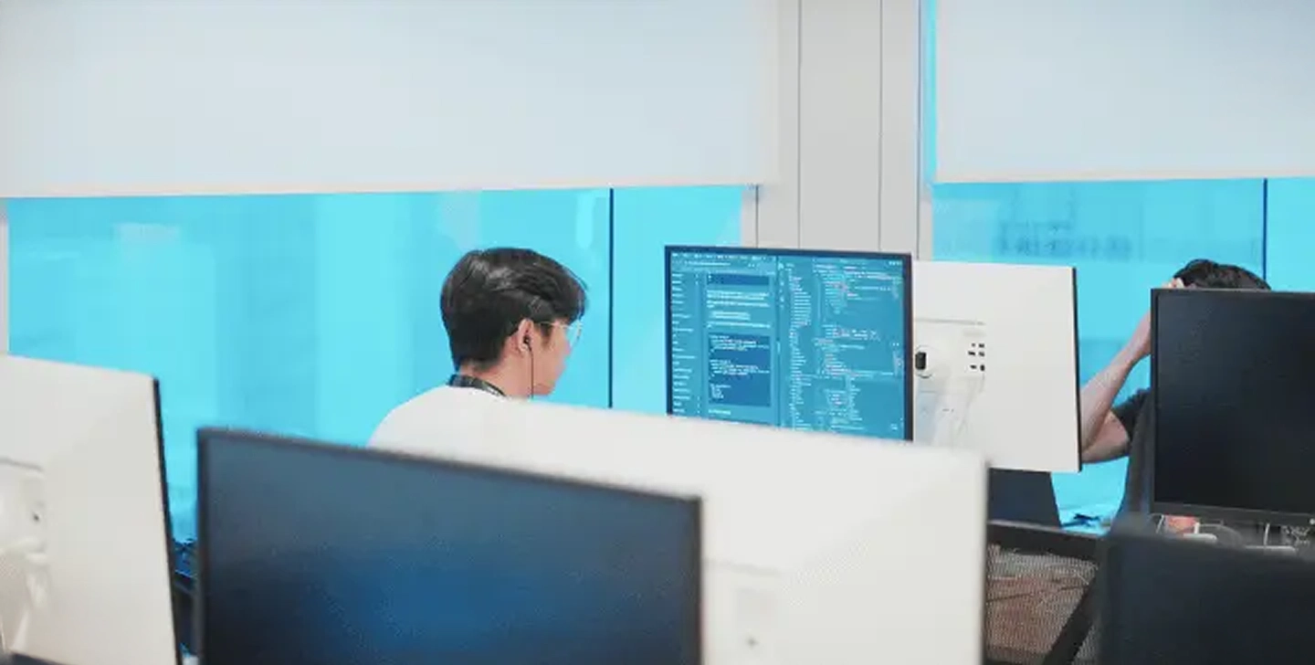 개인 좌석과 고사양 모니터