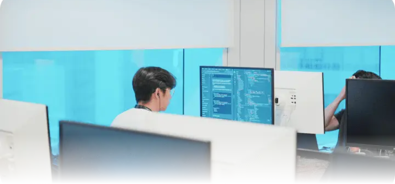 개인 좌석과 고사양 모니터